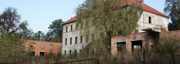 OGŁOSZENIE O ROKOWANIACH NA SPRZEDAŻ NIERUCHOMOŚCI POŁOŻONEJ W KRAPKOWICACH PRZY UL. PIASTOWSKIEJ 40-42